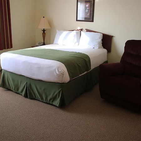 The Edgewood Hotel And Suites Fairbury ภายนอก รูปภาพ
