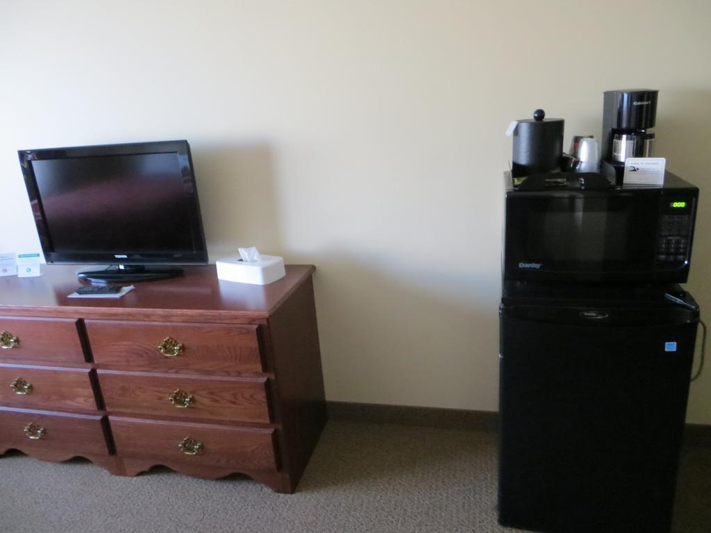 The Edgewood Hotel And Suites Fairbury ภายนอก รูปภาพ