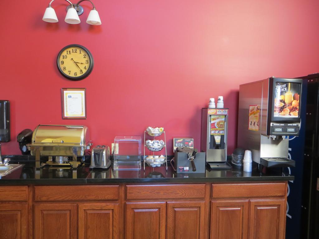 The Edgewood Hotel And Suites Fairbury ภายนอก รูปภาพ