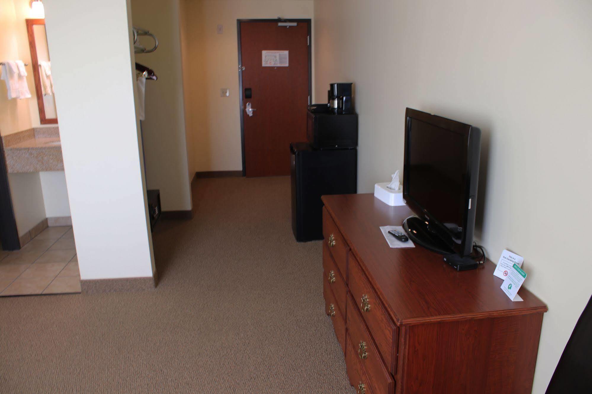 The Edgewood Hotel And Suites Fairbury ภายนอก รูปภาพ