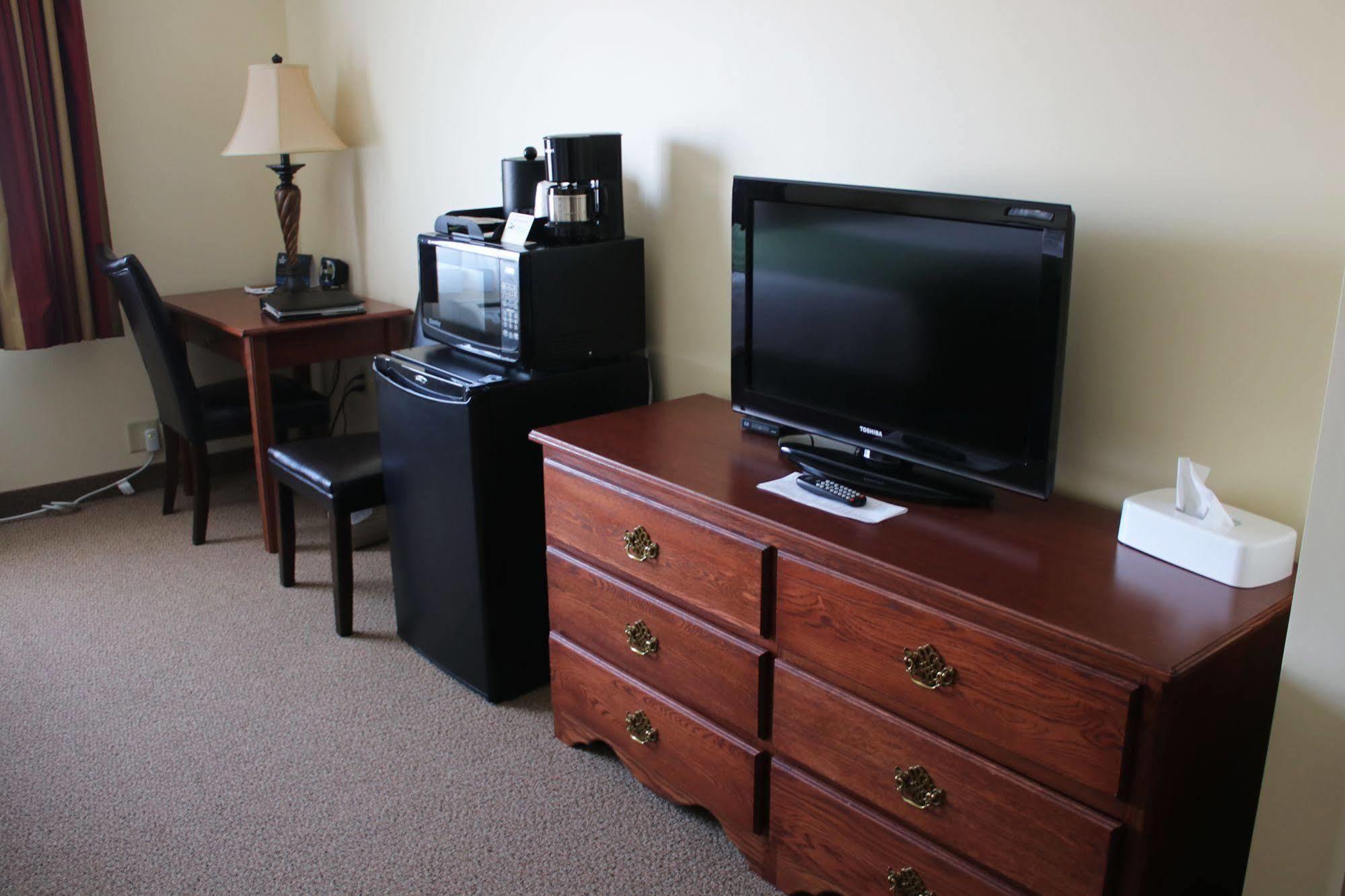 The Edgewood Hotel And Suites Fairbury ภายนอก รูปภาพ