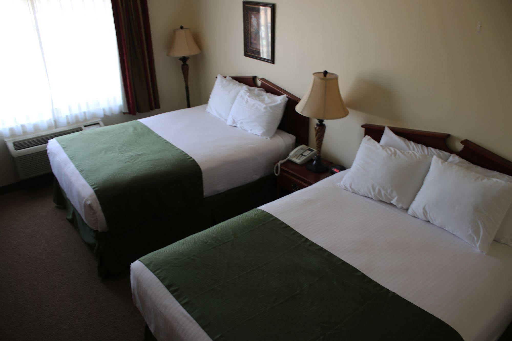 The Edgewood Hotel And Suites Fairbury ภายนอก รูปภาพ