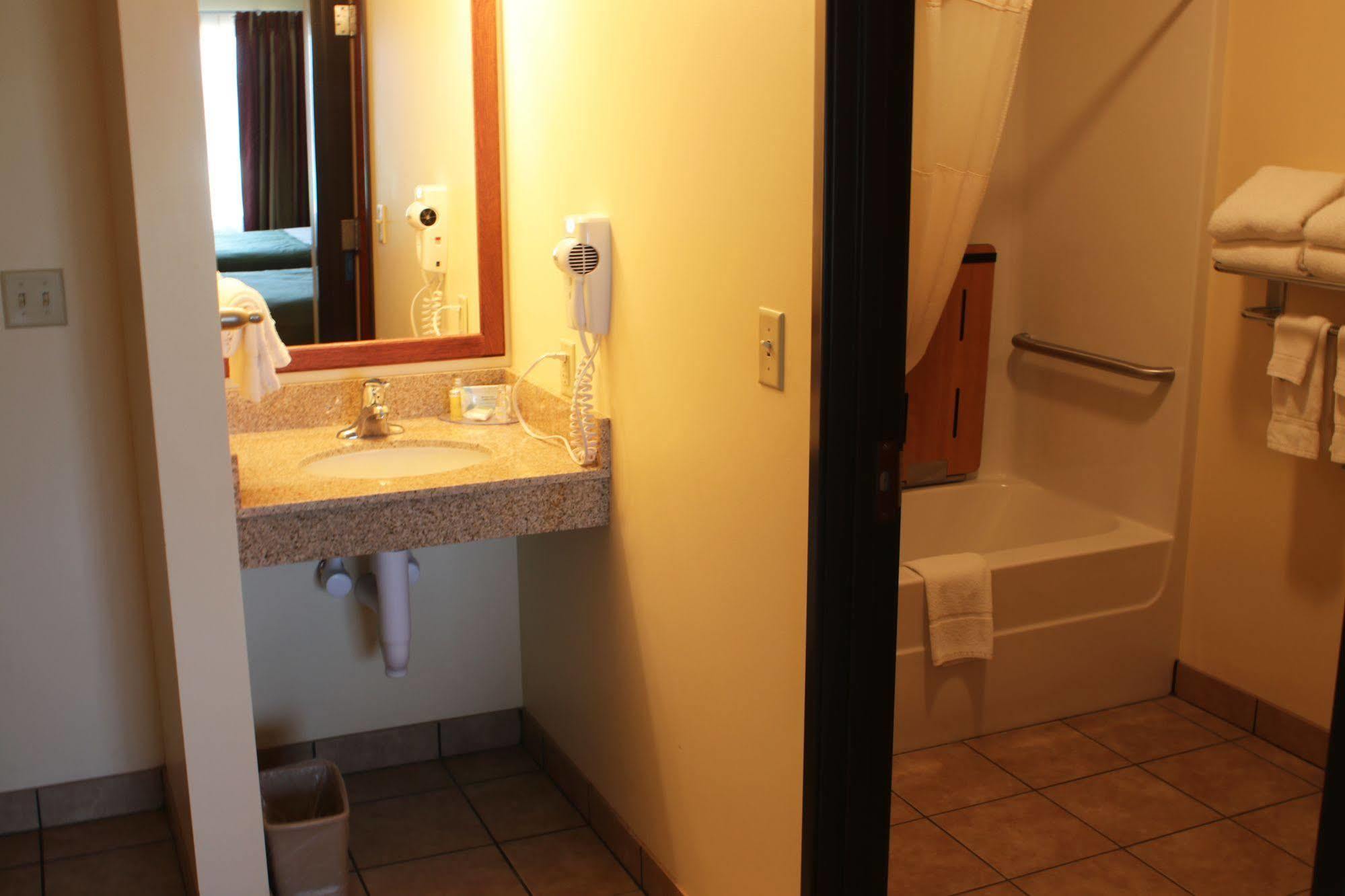 The Edgewood Hotel And Suites Fairbury ภายนอก รูปภาพ