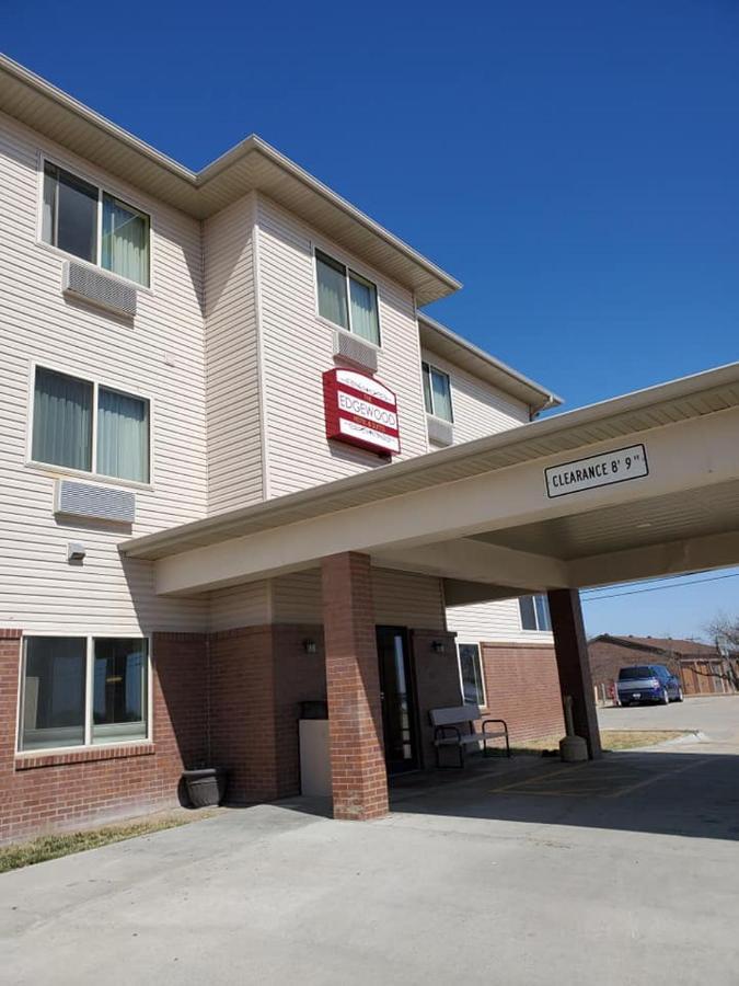 The Edgewood Hotel And Suites Fairbury ภายนอก รูปภาพ